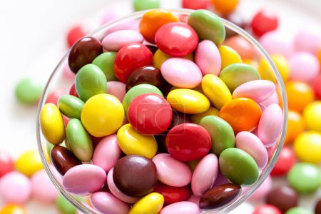 Téléchargez les photos : Vue rapprochée de délicieux bonbons colorés sucrés en verre sur fond blanc - en image libre de droit