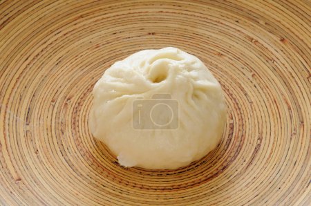 Téléchargez les photos : Nikuman japonais (pain de porc cuit à la vapeur) sur assiette de bambou - en image libre de droit