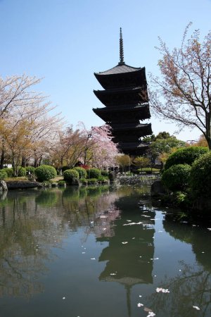 Foto de La pagoda de cinco pisos (gojunoto) de To-ji en Kyoto, JAPÓN y estanque - Imagen libre de derechos