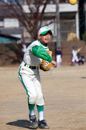 Téléchargez les photos : Japonais garçon jouer baseball sur le terrain - en image libre de droit