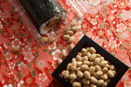 Foto de Rollo Eho-maki, frijoles para mame-maki sobre la mesa. Imagen de Setsubun - Imagen libre de derechos