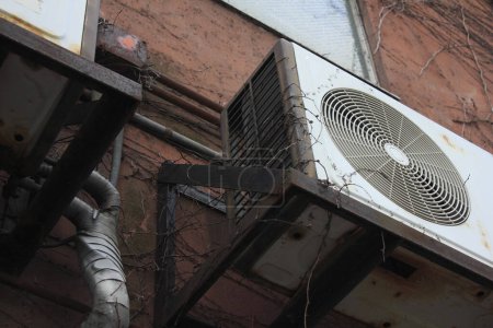 Téléchargez les photos : Vieux climatiseur sale sur le mur de briques - en image libre de droit