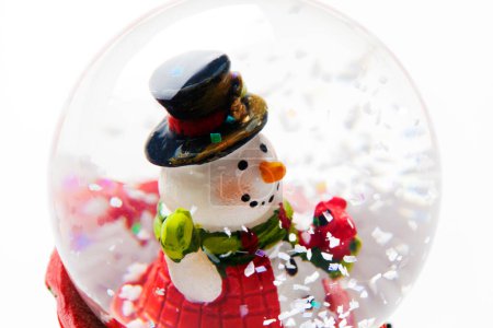 Foto de Bola de nieve con un muñeco de nieve dentro de ella, de cerca - Imagen libre de derechos
