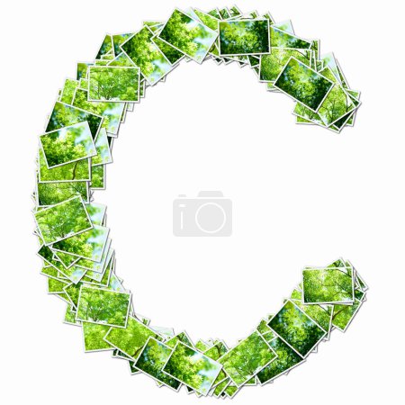Téléchargez les photos : Symbole C fait de cartes à jouer avec des arbres verts - en image libre de droit