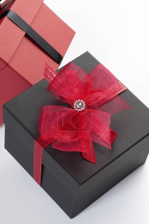 Téléchargez les photos : Coffrets cadeaux avec des noeuds de ruban sur fond blanc - en image libre de droit