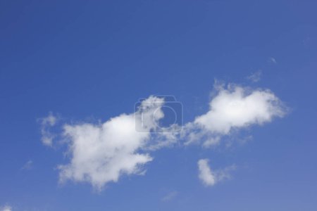 Foto de Cielo azul con nubes blancas en el fondo - Imagen libre de derechos