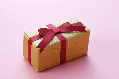 Téléchargez les photos : Boîte cadeau mignonne sur fond, gros plan - en image libre de droit