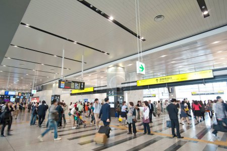 Téléchargez les photos : Intérieur moderne de la gare d'osaka le jour, Japon - en image libre de droit