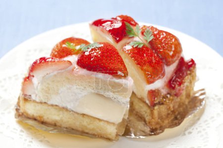 Téléchargez les photos : Vue rapprochée du délicieux dessert sucré aux fruits et à la crème - en image libre de droit