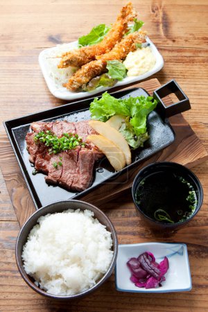 Téléchargez les photos : Une table avec une assiette de nourriture et des bols de riz - en image libre de droit
