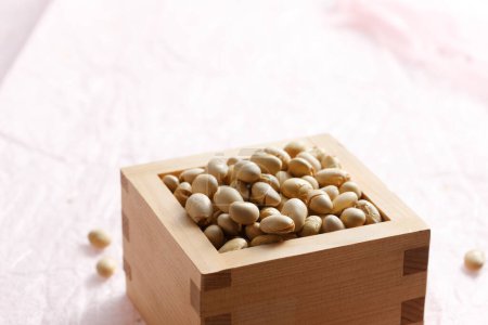 Téléchargez les photos : Haricots pour mame-maki (lancer de haricots) sur la table. Image de Setsubun, événement traditionnel japonais - en image libre de droit