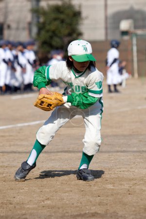 Téléchargez les photos : Japonais fille jouer baseball sur le terrain - en image libre de droit