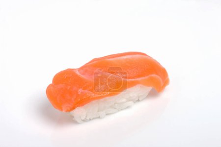 Téléchargez les photos : Un sushi sur une surface blanche - en image libre de droit