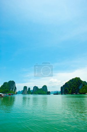 Foto de Vista panorámica de la isla de roca en HaLong Bay, Vietnam, Sudeste Asiático - Imagen libre de derechos