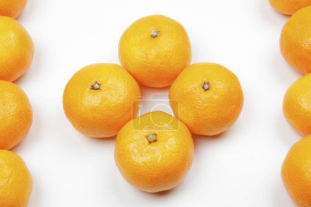 Téléchargez les photos : Oranges fraîches isolées sur blanc - en image libre de droit