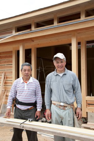 Téléchargez les photos : Deux asiatique les hommes à construction site - en image libre de droit