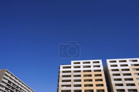 Téléchargez les photos : Bâtiments dans la ville sur la vue ensoleillée du jour - en image libre de droit