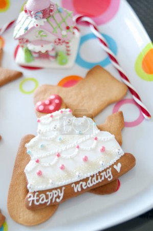 Téléchargez les photos : Biscuits au pain d'épice avec glaçage coloré pour Noël - en image libre de droit