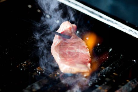Foto de Cocinar costillas de cerdo en la barbacoa - Imagen libre de derechos