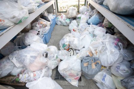 Téléchargez les photos : Vue rapprochée du conteneur de la ville poubelle - en image libre de droit