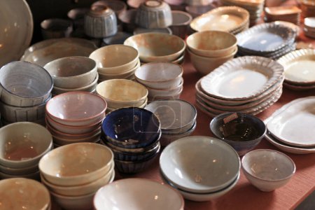 vue rapprochée des produits de poterie de la ville de Hagi