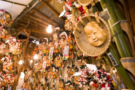 Téléchargez les photos : Asakusa Tori no ichi festival traditionnel à Tokyo. Festival d'hiver dans la région d'Asakusa depuis la période Edo au sanctuaire Ootori et au temple Chokokuji. Priez pour la chance. - en image libre de droit