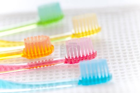 Foto de Pinceles dentales coloridos sobre un fondo blanco. - Imagen libre de derechos