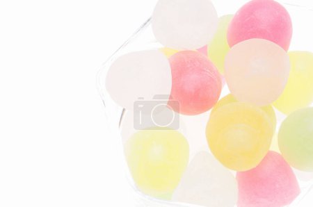 Foto de Vista de cerca de deliciosos dulces y coloridos caramelos sobre fondo blanco - Imagen libre de derechos