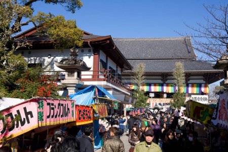 Téléchargez les photos : Personnes près de Nishiarai Daishi Sojiji Temple à Nishiarai - en image libre de droit
