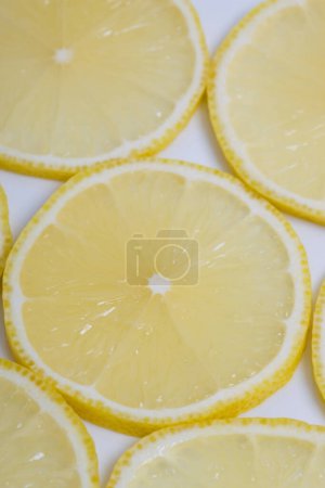 Foto de Vista de cerca de rodajas frescas de limón sobre fondo blanco - Imagen libre de derechos
