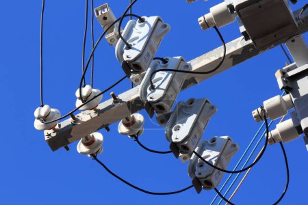 Téléchargez les photos : Ligne électrique haute tension sur fond de ciel - en image libre de droit