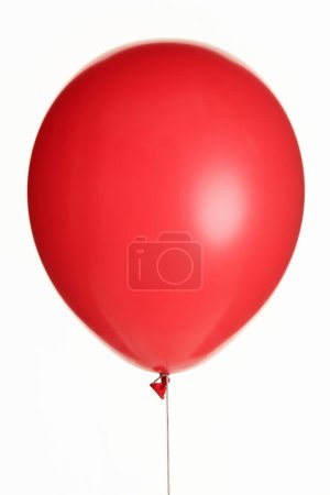 Téléchargez les photos : Ballon rouge pour fête d'anniversaire isolé sur fond blanc - en image libre de droit