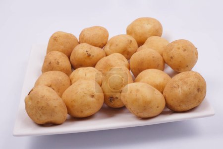 Foto de Placa de patatas crudas sobre fondo blanco - Imagen libre de derechos