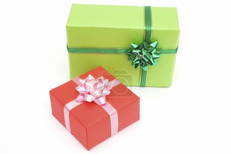 Téléchargez les photos : Boîtes-cadeaux rouges et vertes avec rubans - en image libre de droit