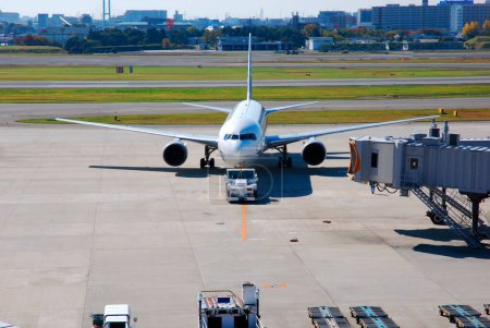 Téléchargez les photos : Avion à l'aéroport international, Japon - en image libre de droit