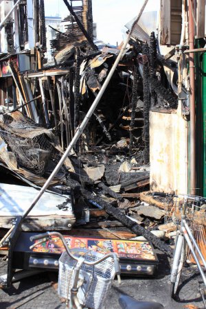 Foto de Restante del edificio quemado en la vista de la ciudad - Imagen libre de derechos