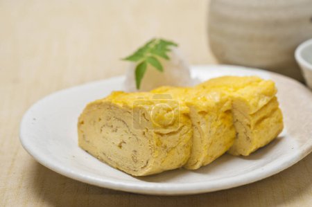 Foto de Dashimaki tamago, tortilla enrollada estilo japonés en placa - Imagen libre de derechos