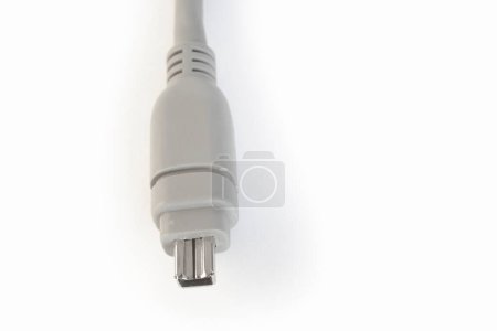 Foto de Vista de cerca del cable USB aislado sobre fondo blanco - Imagen libre de derechos