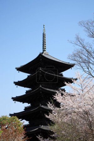 Foto de La pagoda de cinco pisos (gojunoto) de To-ji en Kyoto, JAPÓN en primavera - Imagen libre de derechos