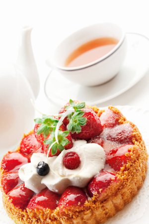 Téléchargez les photos : Savoureuse tarte aux fraises et au thé sur fond, gros plan - en image libre de droit