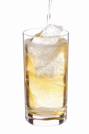 Téléchargez les photos : Vue rapprochée de la limonade avec glace en verre - en image libre de droit