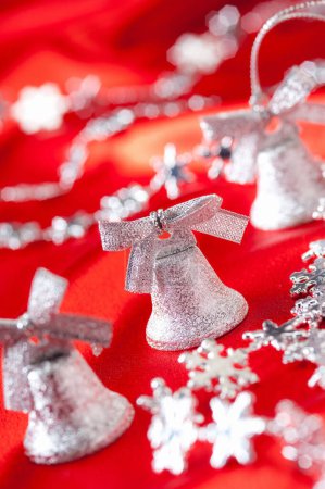 Téléchargez les photos : Cloches d'argent sur la table de Noël rouge - en image libre de droit