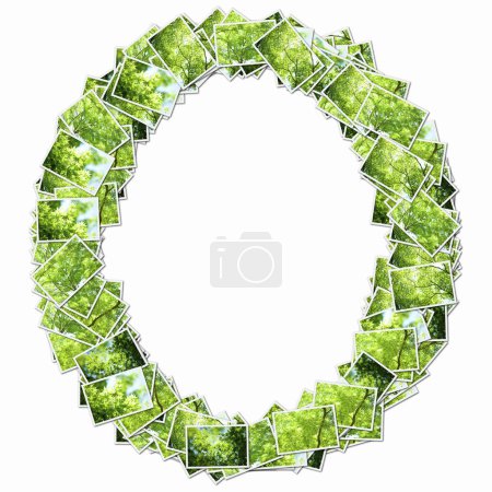 Téléchargez les photos : Symbole O fait de cartes à jouer avec des arbres verts - en image libre de droit
