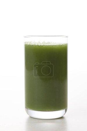 Téléchargez les photos : Vue rapprochée du verre de boisson bio fraîche verte sur fond clair - en image libre de droit