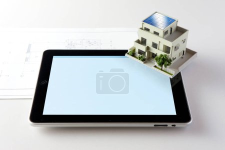Foto de Modelos de casa y tableta sobre la mesa, concepto de seguro - Imagen libre de derechos