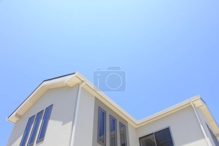 Téléchargez les photos : Immeuble moderne dans la ville et ciel bleu - en image libre de droit