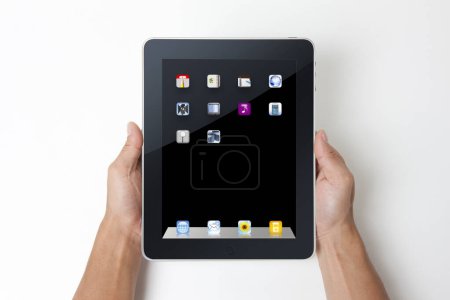 Foto de Vista de cerca de las manos humanas utilizando un moderno dispositivo de tableta - Imagen libre de derechos