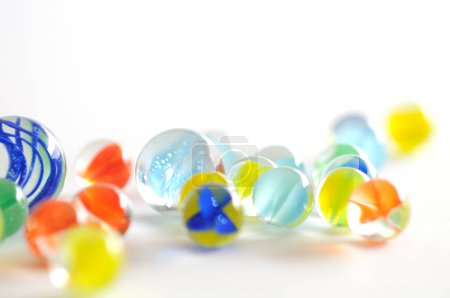 Téléchargez les photos : Un bouquet de perles de verre colorées sur une surface blanche - en image libre de droit