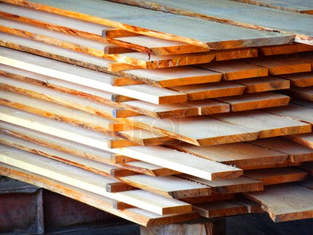 Téléchargez les photos : Profil en bois de planches empilées en entrepôt - en image libre de droit