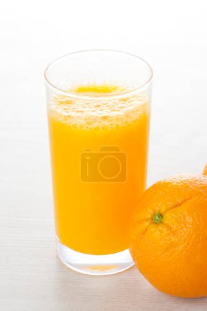 Téléchargez les photos : Verre de jus d'orange sur fond - en image libre de droit